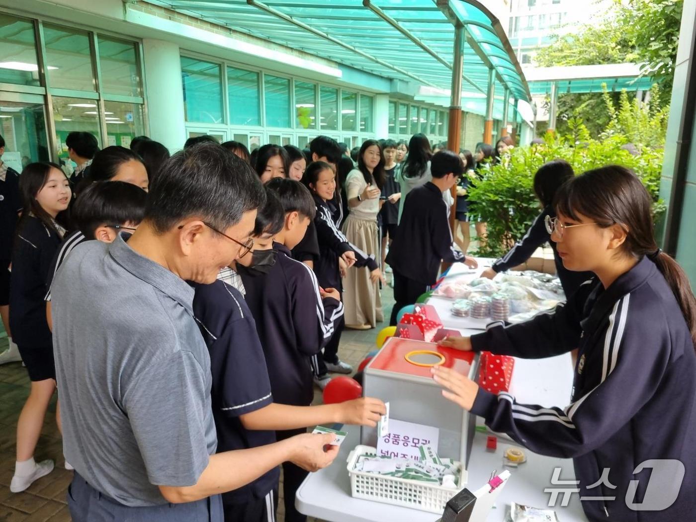 본문 이미지 - 용인 흥덕중학교는 잔반 35% 감축 축하 이벤트로 급식을 남기지 않은 학생들에게 간식과 경품권을 제공했다.&#40;흥덕중 제공&#41;