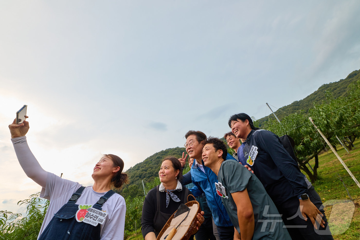 (서울=뉴스1) 이재명 기자 = 이재명 대통령이 지난 16일 세종시 전동면 조일농원에서 열린 청년 농업인 간담회에서 참석자들과 기념촬영을 하고 있다. (이재명 대통령 SNS. 재판 …