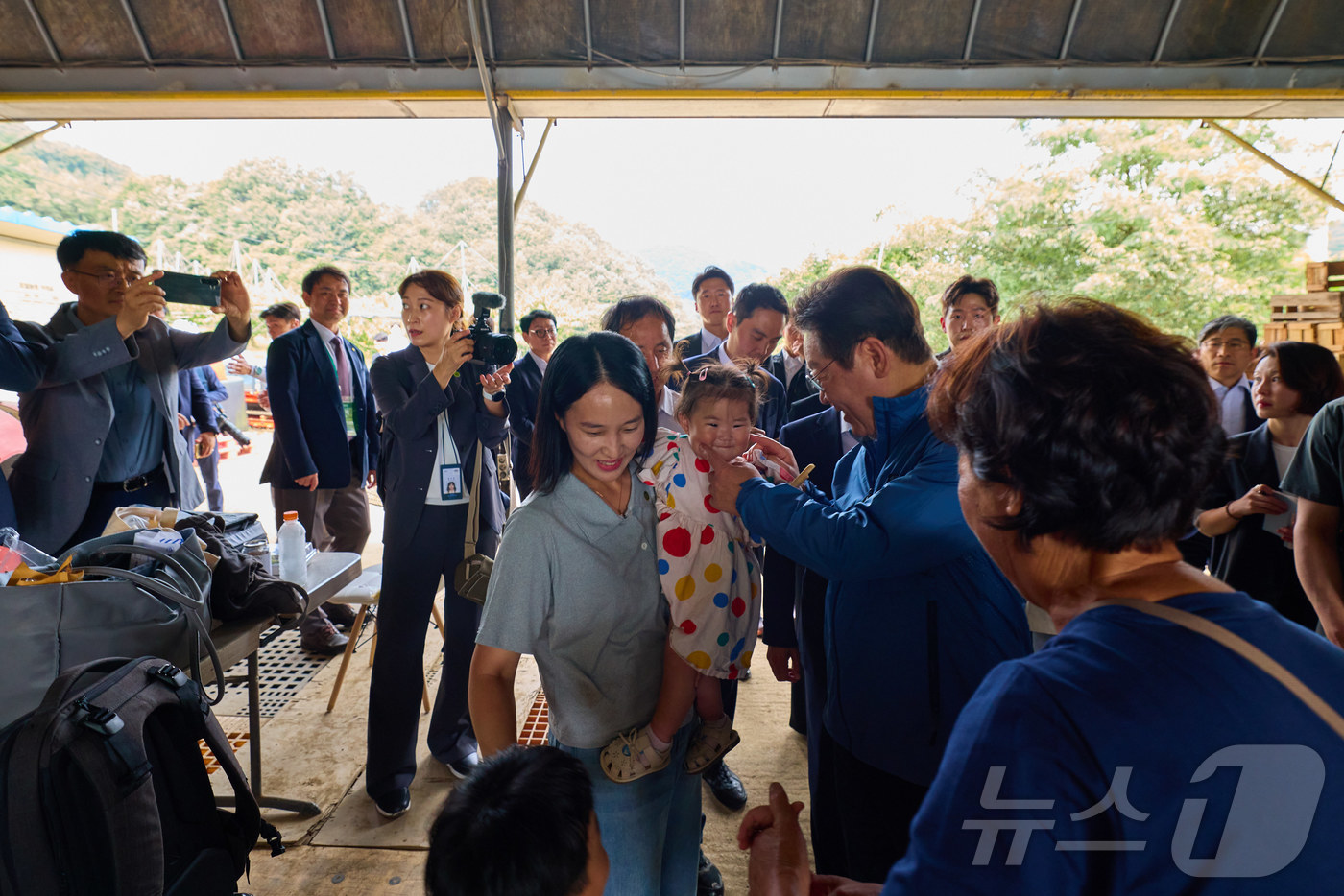 (서울=뉴스1) 이재명 기자 = 이재명 대통령이 지난 16일 세종시 전동면 조일농원에서 열린 청년 농업인 간담회에서 한 어린이의 볼을 만지고 있다. (이재명 대통령 SNS. 재판매 …