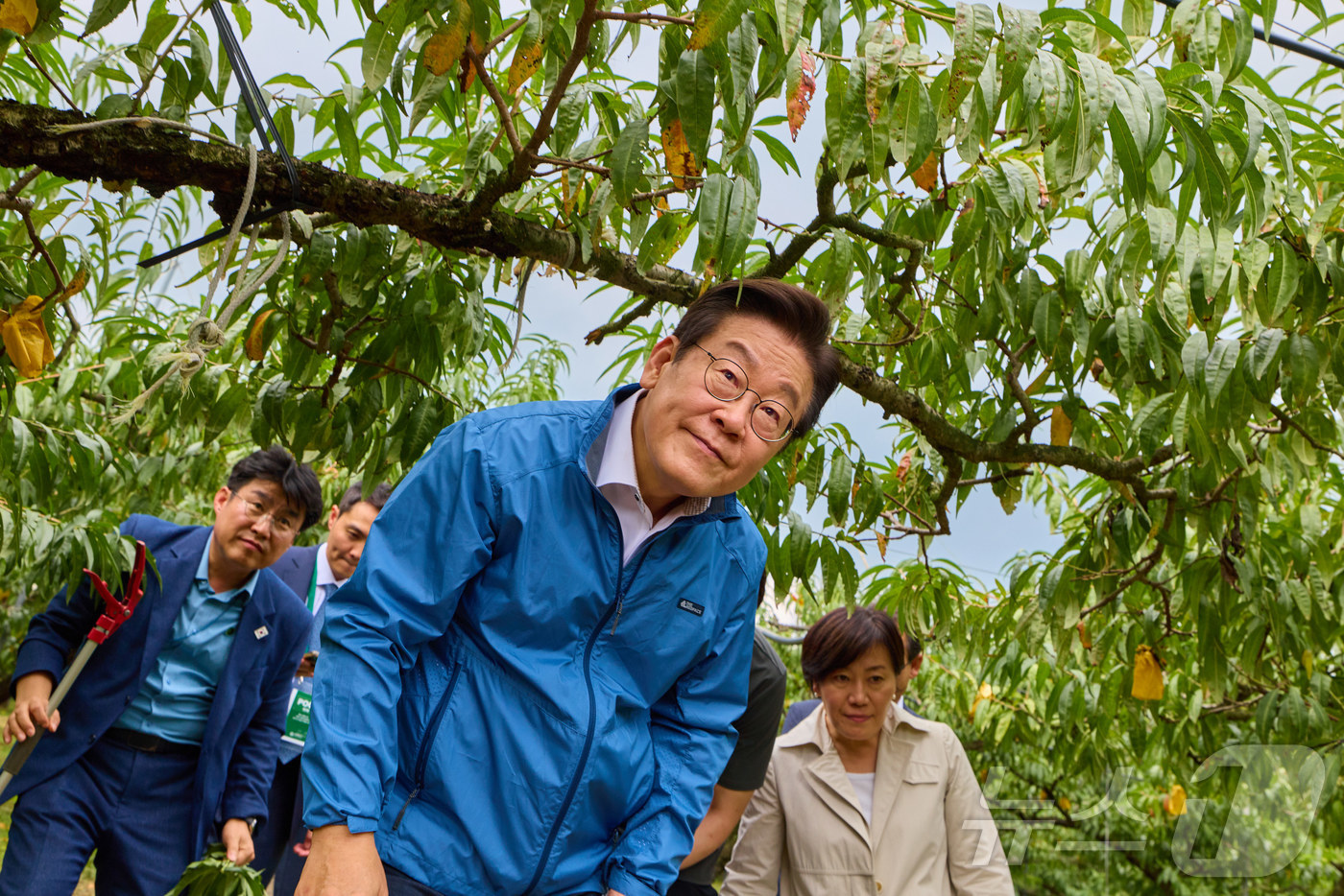 (서울=뉴스1) 이재명 기자 = 이재명 대통령이 지난 16일 세종시 전동면 조일농원에서 열린 청년 농업인 간담회에 참석하고 있다. (이재명 대통령 SNS. 재판매 및 DB 금지) …