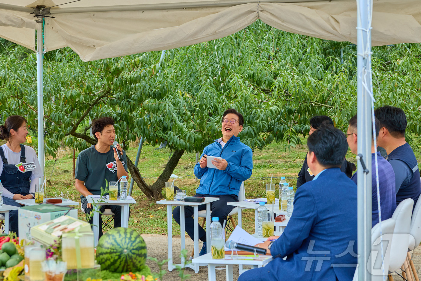 (서울=뉴스1) 이재명 기자 = 이재명 대통령이 지난 16일 세종시 전동면 조일농원에서 열린 청년 농업인 간담회에서 참석자의 발언을 들으며 미소를 짓고 있다. (이재명 대통령 SN …