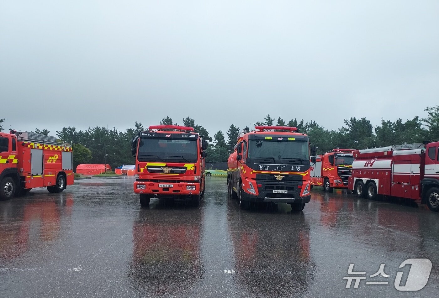 본문 이미지 - 강원 강릉지역에 단비가 내린 17일 주문진읍 강북공설운동장에 집결 중인 소방 펌프차량이 우천으로 멈춰서 있다.&#40;강원도소방본부 제공, 재판매 및 DB 금지&#41; 2025.9.17/뉴스1