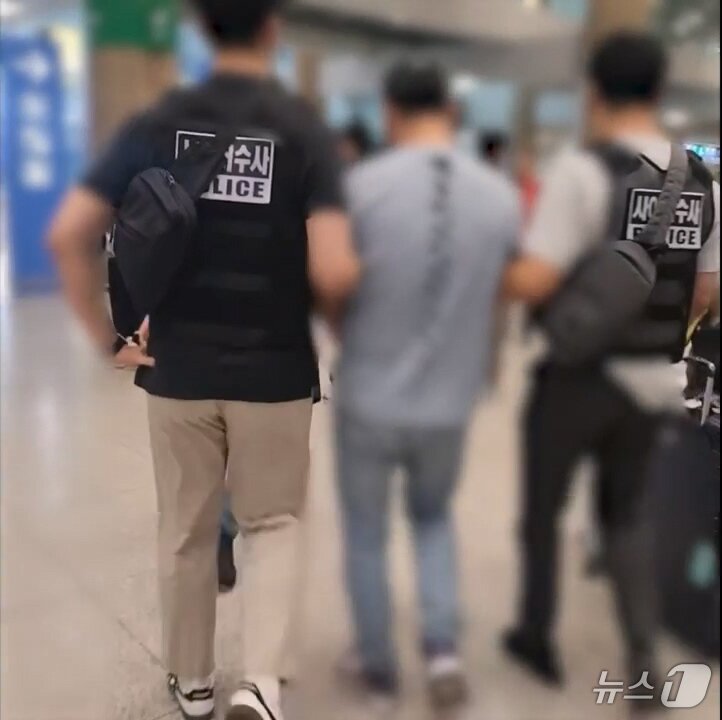 본문 이미지 - 지난 8월~9월에 걸쳐 경기 광명, 서울 금천 등지에서 발생된 &#39;KT 휴대전화 소액결제 사건&#39;의 용의자 중국인 2명이 인천공항과 서울에서 각각 검거됐다. 경기남부경찰청 사이버수사대는 정통망법 위반 침해 혐의로 A 씨&#40;48·중국국적&#41;와 컴퓨터 등 사용 사기 혐의로 B 씨&#40;44·중국국적&#41;를 검거했다고 17일 밝혔다. A 씨는 전날&#40;16일&#41; 오후 2시3분께 인천공항에서 검거됐다. B 씨도 같은 날 오후 2시53분께 서울 영등포구 일대에서 경찰에 붙잡혔다. 사진은 지난 16일 검거 장면. &#40;경기남부경찰청 제공. 재판매 및 DB 금지&#41; 2025.9.17/뉴스1 ⓒ News1