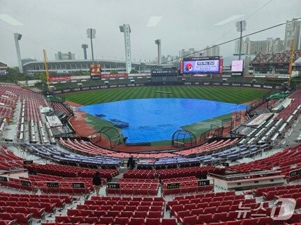 본문 이미지 - 17일 열릴 예정이던 프로야구 수원 LG-KT 전이 우천 취소됐다. ⓒ News1