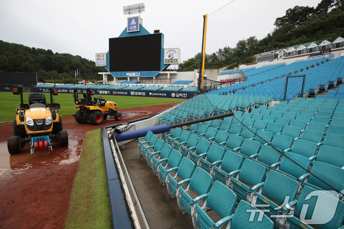 (대구=뉴스1) 공정식 기자 = 17일 오후 대구 삼성라이온즈파크에서 열릴 예정이었던 프로야구 '2025 신한 SOL뱅크 KBO 리그' 롯데 자이언츠와 삼성 라이온즈의 경기를 앞두 …