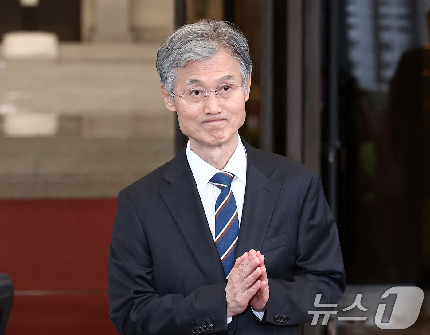 (서울=뉴스1) 김성진 기자 = 조희대 대법원장이 17일 오후 서울 서초구 대법원 청사를 나서고 있다. 조 대법원장은 이날 한덕수 전 국무총리와 이재명 대통령의 공직선거법 위반 사 …