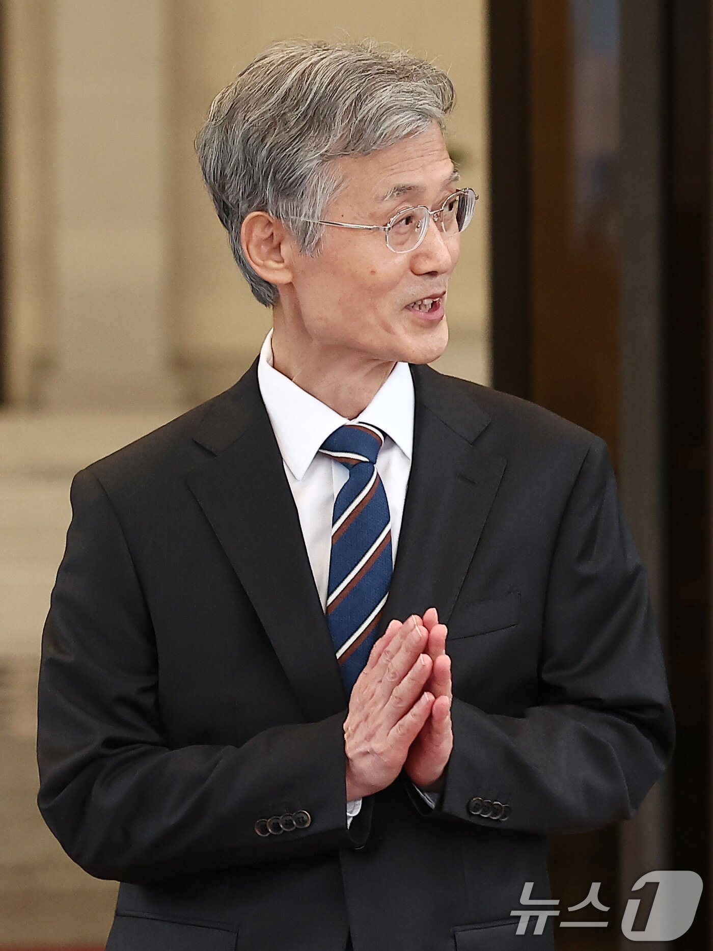 본문 이미지 - 조희대 대법원장이 17일 오후 서울 서초구 대법원 청사를 나서고 있다. 조 대법원장은 이날 한덕수 전 국무총리와 이재명 대통령의 공직선거법 위반 사건 처리를 논의했다는 의혹을 전면 부인했다. 2025.9.17/뉴스1 ⓒ News1 김성진 기자