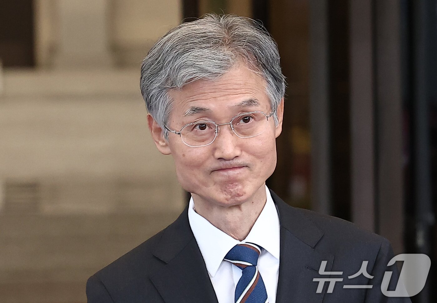 본문 이미지 - 조희대 대법원장이 서울 서초구 대법원 청사를 나서고 있다.  /뉴스1 ⓒ News1 김성진 기자