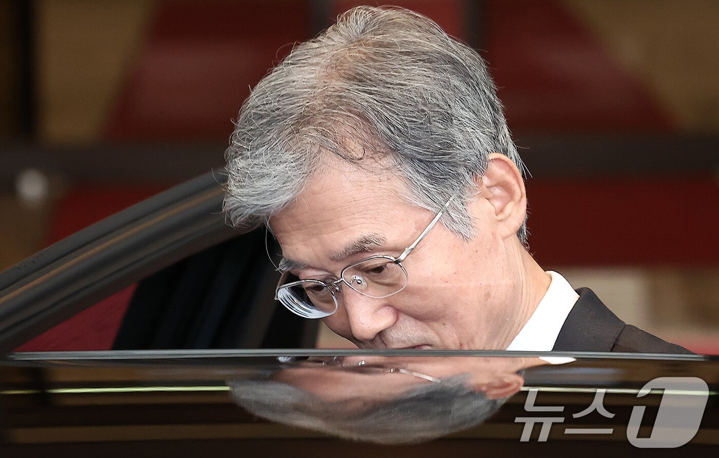 본문 이미지 - 조희대 대법원장이 17일 오후 서울 서초구 대법원 청사를 나서고 있다. 조 대법원장은 이날 한덕수 전 국무총리와 이재명 대통령의 공직선거법 위반 사건 처리를 논의했다는 의혹을 전면 부인했다. 2025.9.17/뉴스1 ⓒ News1 김성진 기자