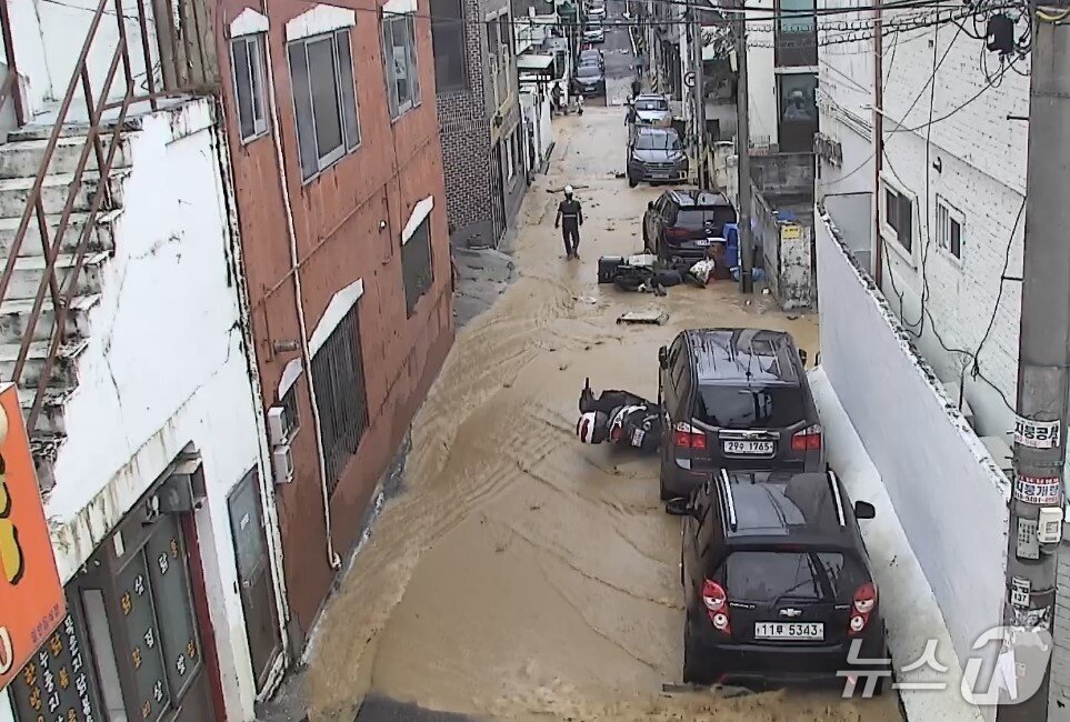 본문 이미지 - 17일 오후 4시10분경 대전 서구 도마동의 한 아파트 신축 공사 현장에서 폭우로 인해 저류조와 하수관을 막아 놓은 임시 둑이 무너져 이면도로가 침수된 모습. (대전소방본부 제공. 재판매 및 DB금지) 2025.9.17/뉴스1