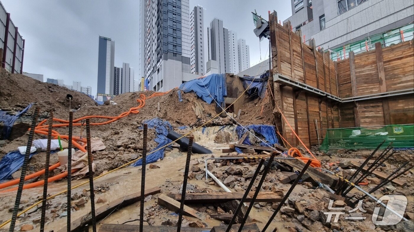 본문 이미지 - 17일 오후 4시10분경 대전 서구 도마동의 한 아파트 신축 공사 현장에서 폭우로 인해 저류조와 하수관을 막아 놓은 임시 둑이 무너져 이면도로가 침수된 모습. (대전소방본부 제공. 재판매 및 DB금지) 2025.9.17/뉴스1