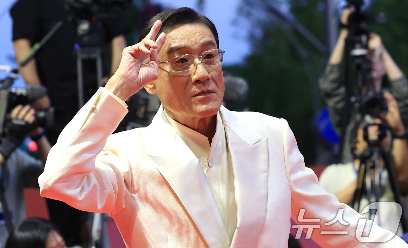 본문 이미지 - 배우 왕가휘가 17일 오후 부산 해운대구 영화의전당에서 열린 ‘제30회 부산국제영화제’(BIFF) 개막식에 참석해 레드카펫을 밟고 있다. 2025.9.17/뉴스1 ⓒ News1 권현진 기자