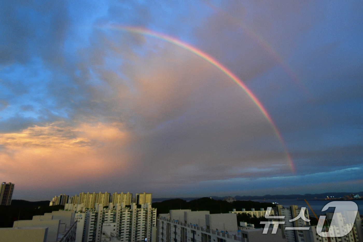 (포항=뉴스1) 최창호 기자 = 17일 오후 경북 포항시 동쪽 하늘 위로 쌍무지개가 떠오르고 있다.  2025.9.17/뉴스1