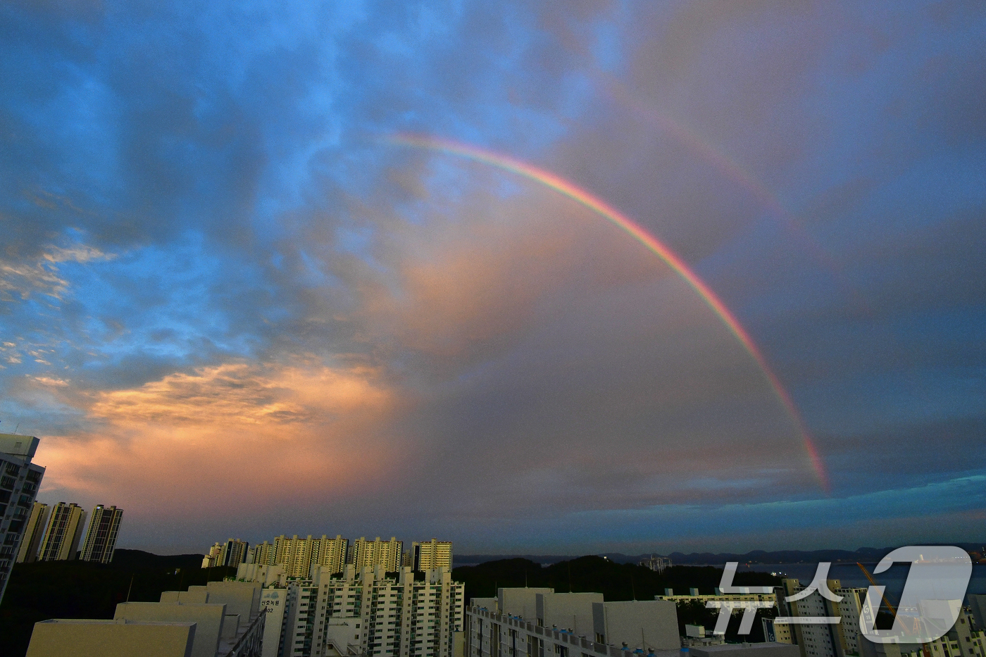 (포항=뉴스1) 최창호 기자 = 17일 오후 경북 포항시 동쪽 하늘 위로 쌍무지개가 떠오르고 있다. 2025.9.17/뉴스1
