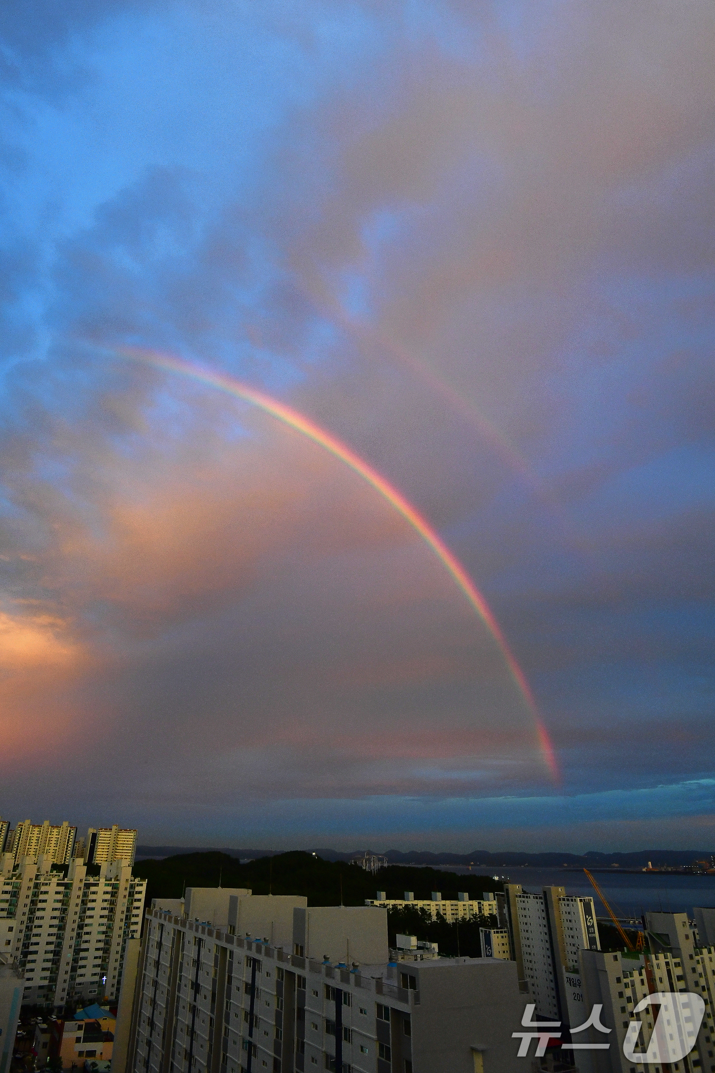 (포항=뉴스1) 최창호 기자 = 17일 오후 경북 포항시 동쪽 하늘 위로 쌍무지개가 떠오르고 있다. 2025.9.17/뉴스1