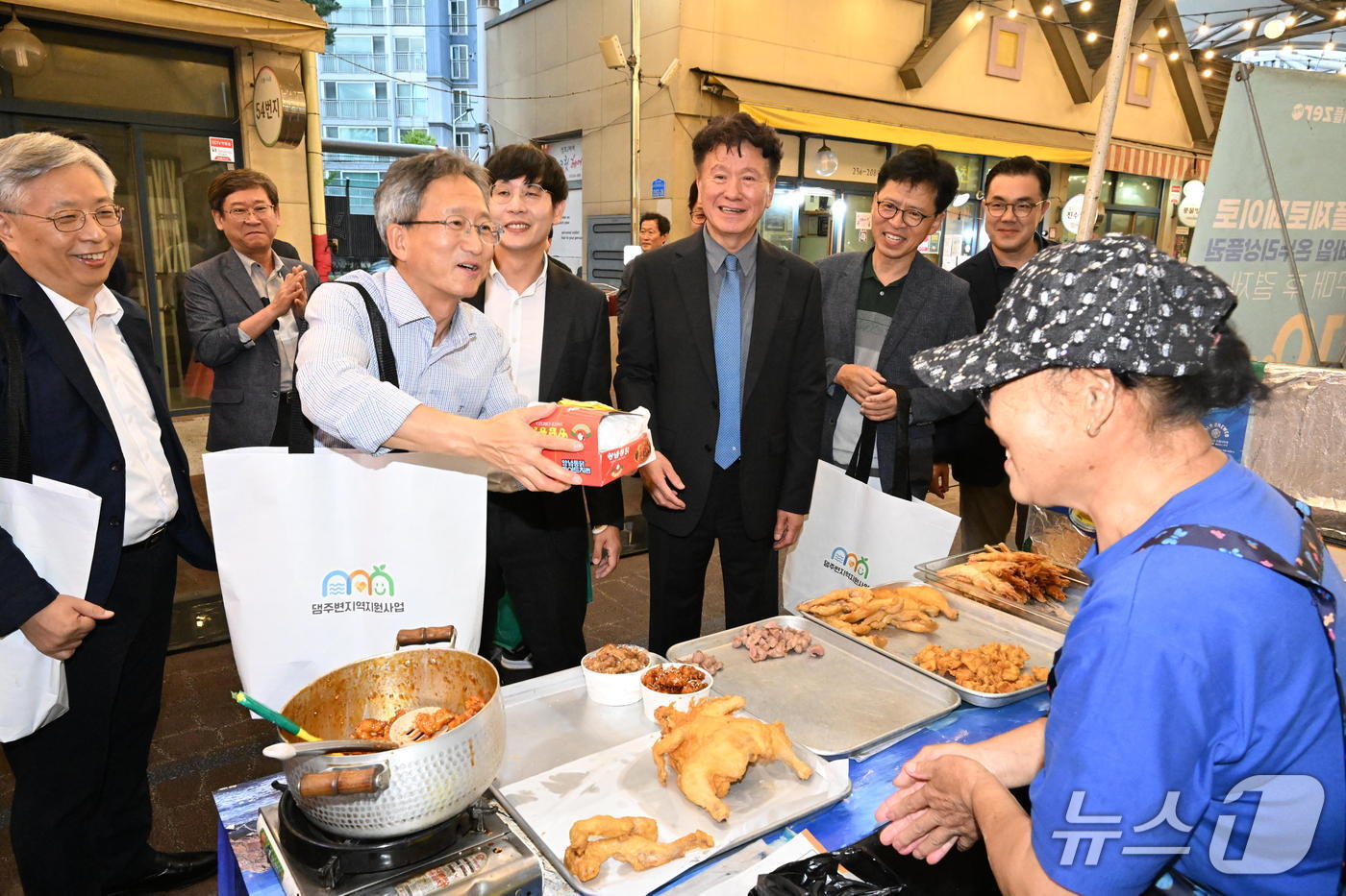본문 이미지 - 이경원 강원조달청장이 17일 춘천 풍물시장에서 열린 지역 11개 경제기관·단체장 모임인 &#39;수요회&#39; 추석맞이 ‘장보기 캠페인’을 통해 먹거리를 구입하고 있다.&#40;수요회 제공. 재판매 및 DB금지&#41;/뉴스1