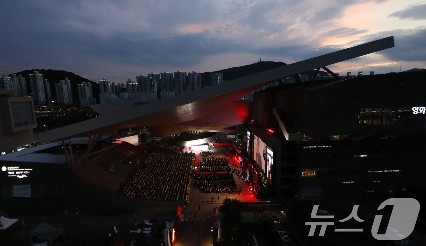 (부산=뉴스1) 윤일지 기자 = 17일 오후 부산 해운대구 영화의전당에서 열린 제30회 부산국제영화제(BIFF) 개막식에서 배우들이 레드카펫을 밟으며 입장하고 있다.오는 26일까지 …