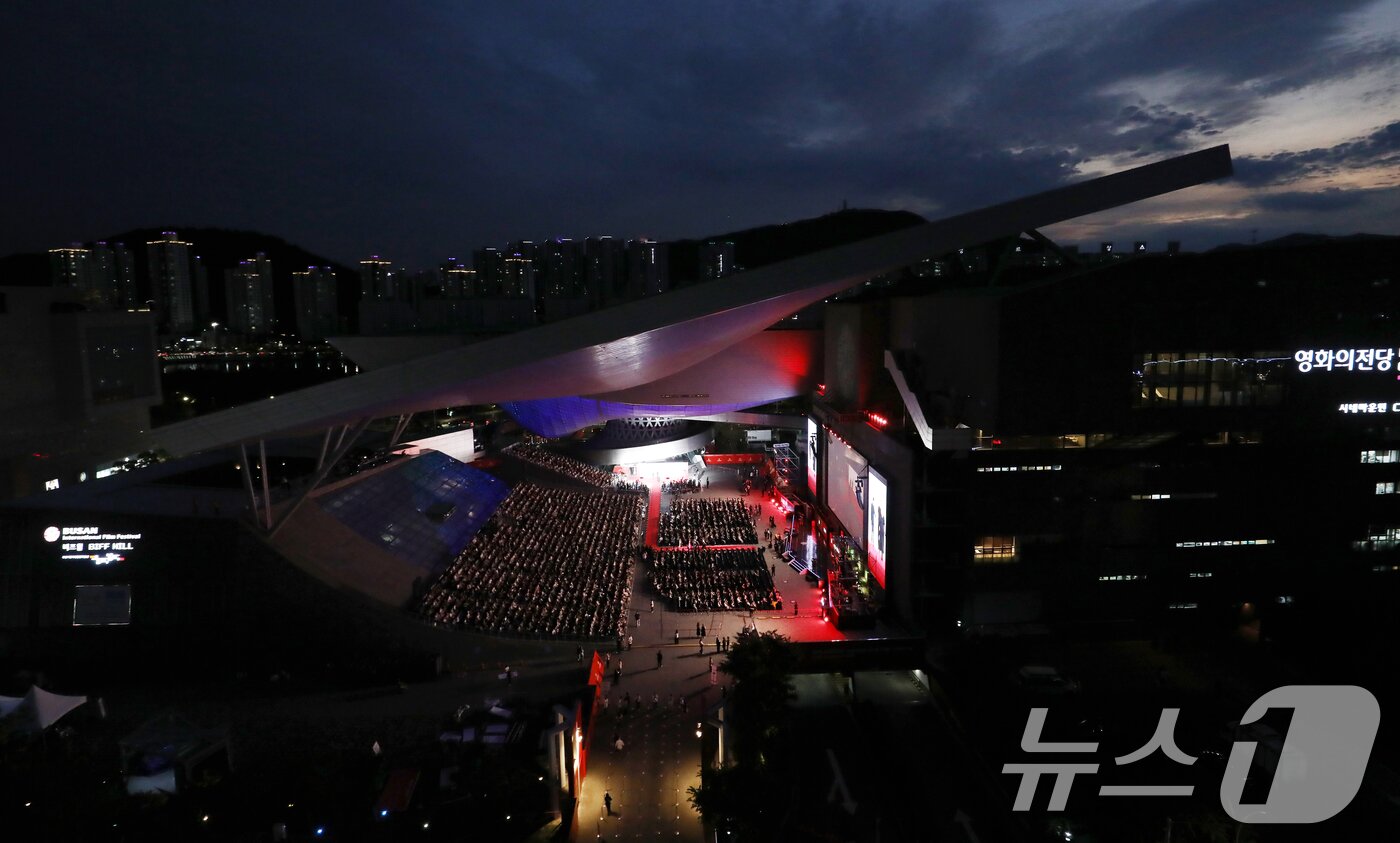 본문 이미지 - 17일 오후 부산 해운대구 영화의전당에서 열린 제30회 부산국제영화제(BIFF) 개막식에서 배우들이 레드카펫을 밟으며 입장하고 있다. 오는 26일까지 영화의전당과 센텀시티, 남포동 등 부산 전역에서 열리는 이번 영화제에는 공식 초청작 공식 초청작 64개국 241편, 커뮤니티비프 상영작 87편, 동네방네비프 상영작 32편이 상영된다. 2025.9.17/뉴스1 ⓒ News1 윤일지 기자
