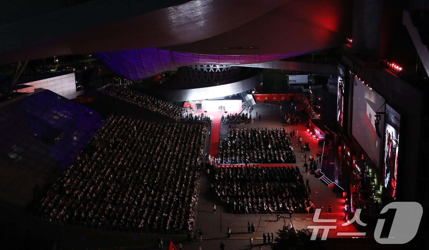 본문 이미지 - 17일 오후 부산 해운대구 영화의전당에서 열린 제30회 부산국제영화제(BIFF) 개막식에서 배우들이 레드카펫을 밟으며 입장하고 있다. 오는 26일까지 영화의전당과 센텀시티, 남포동 등 부산 전역에서 열리는 이번 영화제에는 공식 초청작 공식 초청작 64개국 241편, 커뮤니티비프 상영작 87편, 동네방네비프 상영작 32편이 상영된다. 2025.9.17/뉴스1 ⓒ News1 윤일지 기자