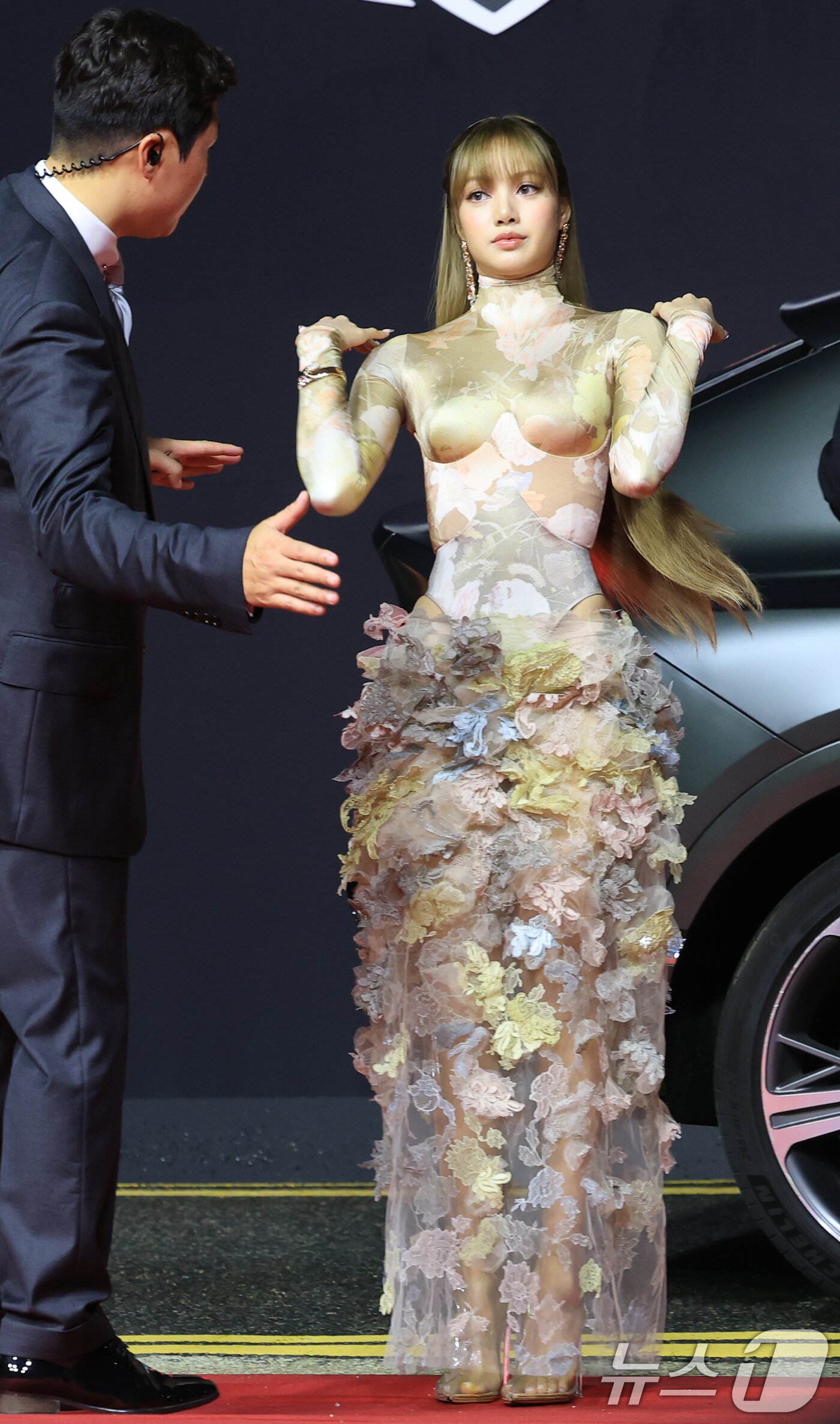 본문 이미지 - 블랙핑크 리사가 17일 오후 부산 해운대구 영화의전당에서 열린 ‘제30회 부산국제영화제’&#40;BIFF&#41; 개막식에 참석하고 있다. ⓒ News1 권현진 기자