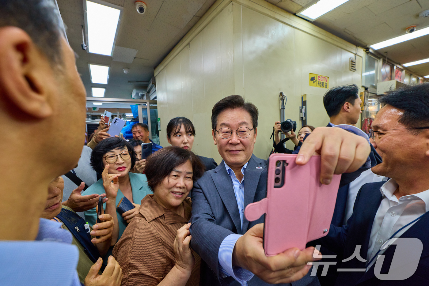 (서울=뉴스1) 허경 기자 = 이재명 대통령이 17일 성남시 태평동 현대시장을 방문해 시민들과 기념촬영을 하고 있다. (대통령실 제공. 재판매 및 DB 금지) 2025.9.17/뉴 …