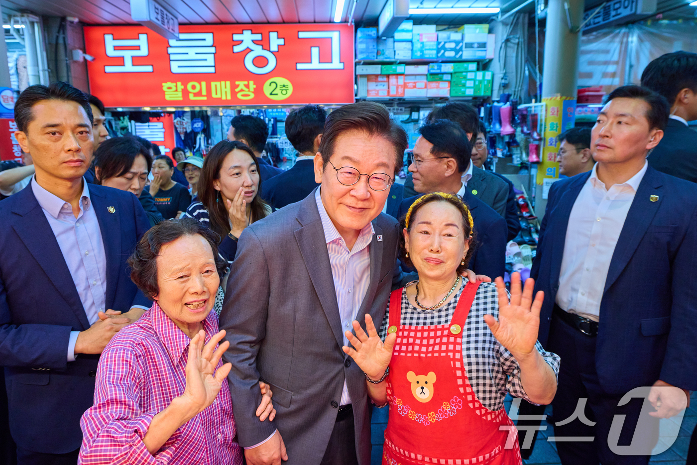(서울=뉴스1) 허경 기자 = 이재명 대통령이 17일 성남시 태평동 현대시장을 방문해 상인들과 기념촬영을 하고 있다. (대통령실 제공. 재판매 및 DB 금지) 2025.9.17/뉴 …