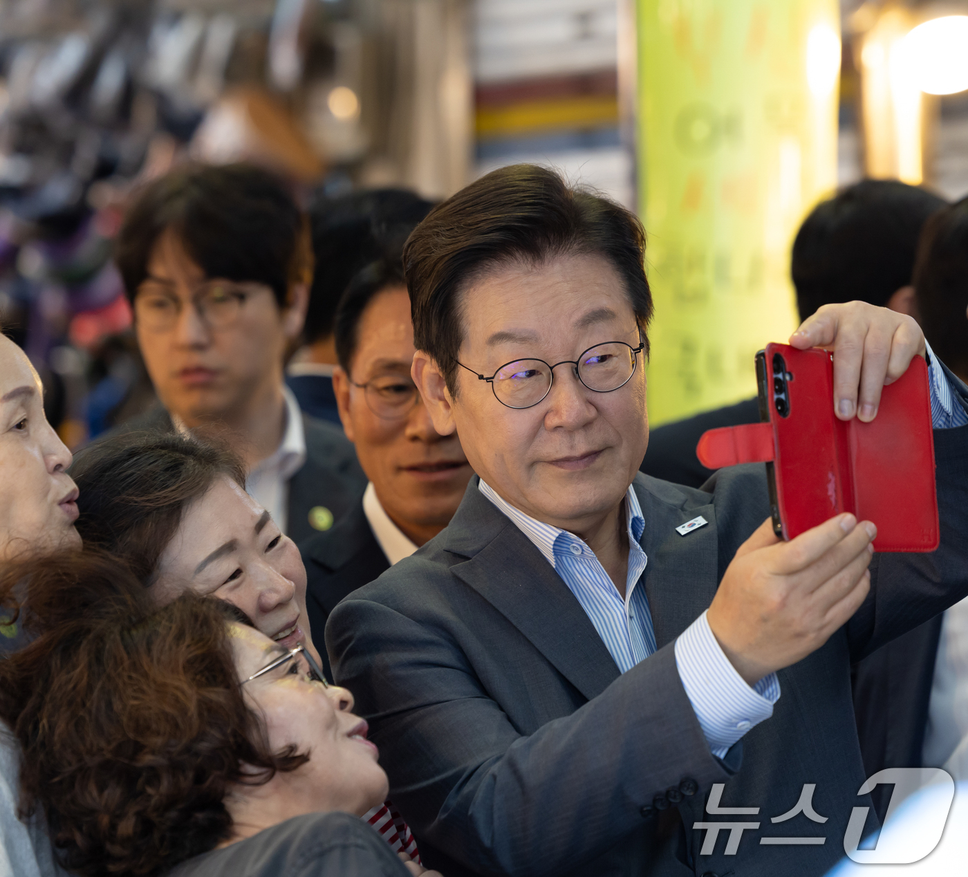 (서울=뉴스1) 허경 기자 = 이재명 대통령이 17일 성남시 태평동 현대시장을 방문해 시민들과 기념촬영을 하고 있다. (대통령실 제공. 재판매 및 DB 금지) 2025.9.17/뉴 …