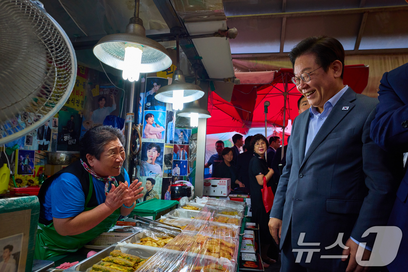 (서울=뉴스1) 허경 기자 = 이재명 대통령이 17일 성남시 태평동 현대시장을 방문해 상인들과 대화하고 있다. (대통령실 제공. 재판매 및 DB 금지) 2025.9.17/뉴스1