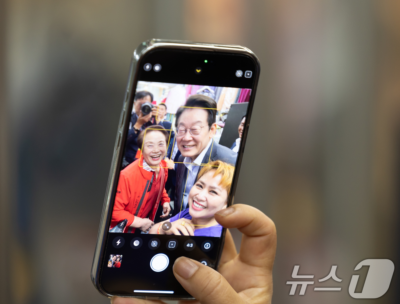 (서울=뉴스1) 허경 기자 = 이재명 대통령이 17일 성남시 태평동 현대시장을 방문해 시민들과 기념촬영을 하고 있다. (대통령실 제공. 재판매 및 DB 금지) 2025.9.17/뉴 …