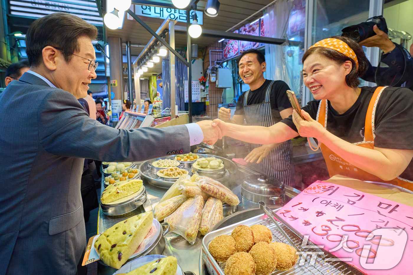(서울=뉴스1) 허경 기자 = 이재명 대통령이 17일 성남시 태평동 현대시장을 방문해 상인들과 인사하고 있다. (대통령실 제공. 재판매 및 DB 금지) 2025.9.17/뉴스1