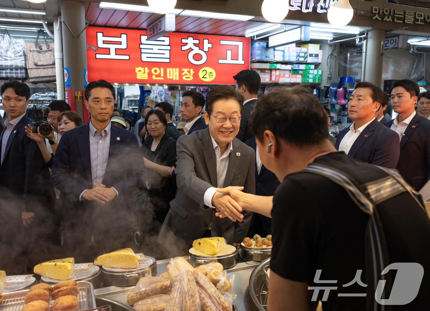 (서울=뉴스1) 허경 기자 = 이재명 대통령이 17일 성남시 태평동 현대시장을 방문해 상인들과 인사하고 있다. (대통령실 제공. 재판매 및 DB 금지) 2025.9.17/뉴스1