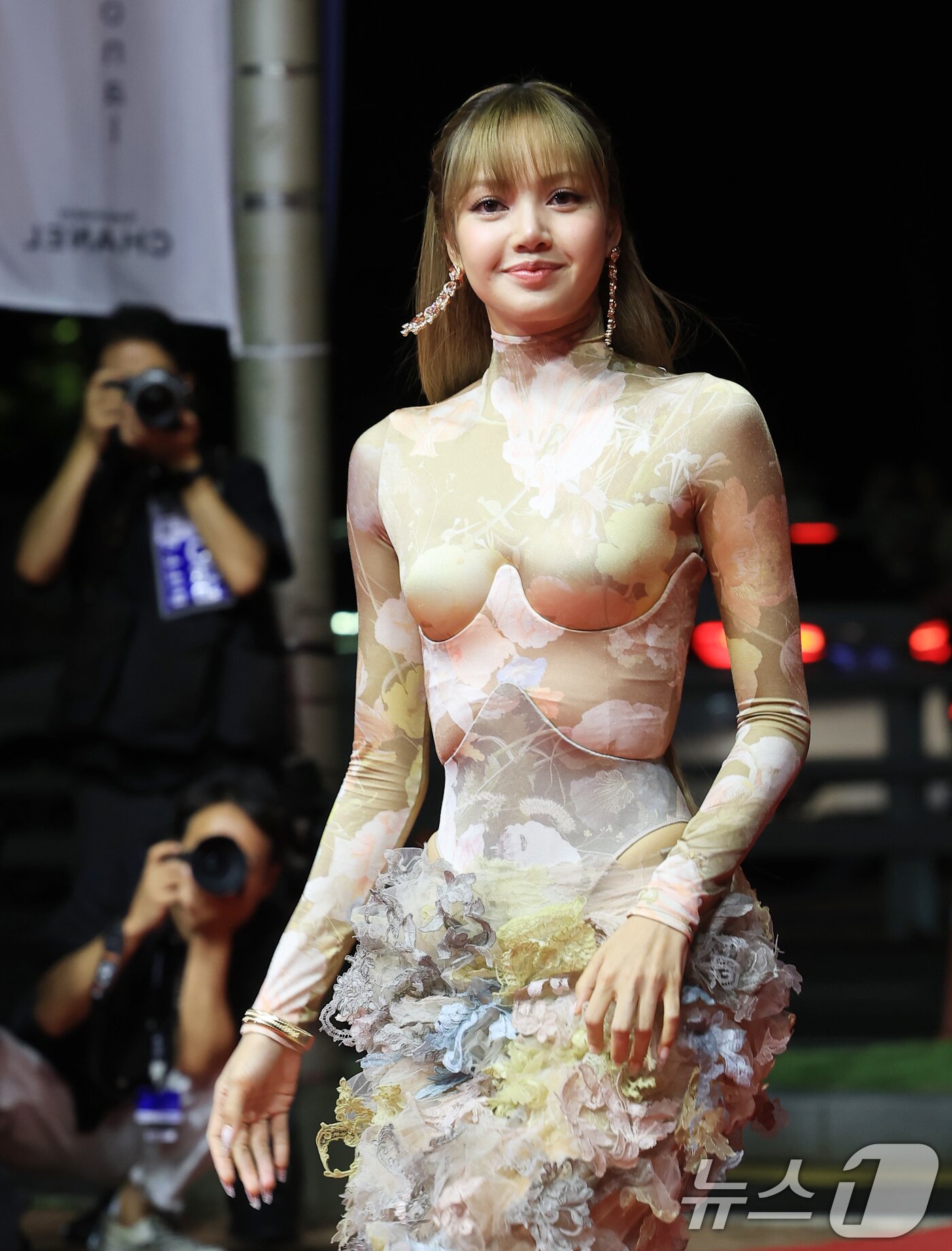 본문 이미지 - 블랙핑크 리사가 17일 오후 부산 해운대구 영화의전당에서 열린 ‘제30회 부산국제영화제’(BIFF) 개막식에 참석해 레드카펫을 밟고 있다. 2025.9.17/뉴스1 ⓒ News1 권현진 기자