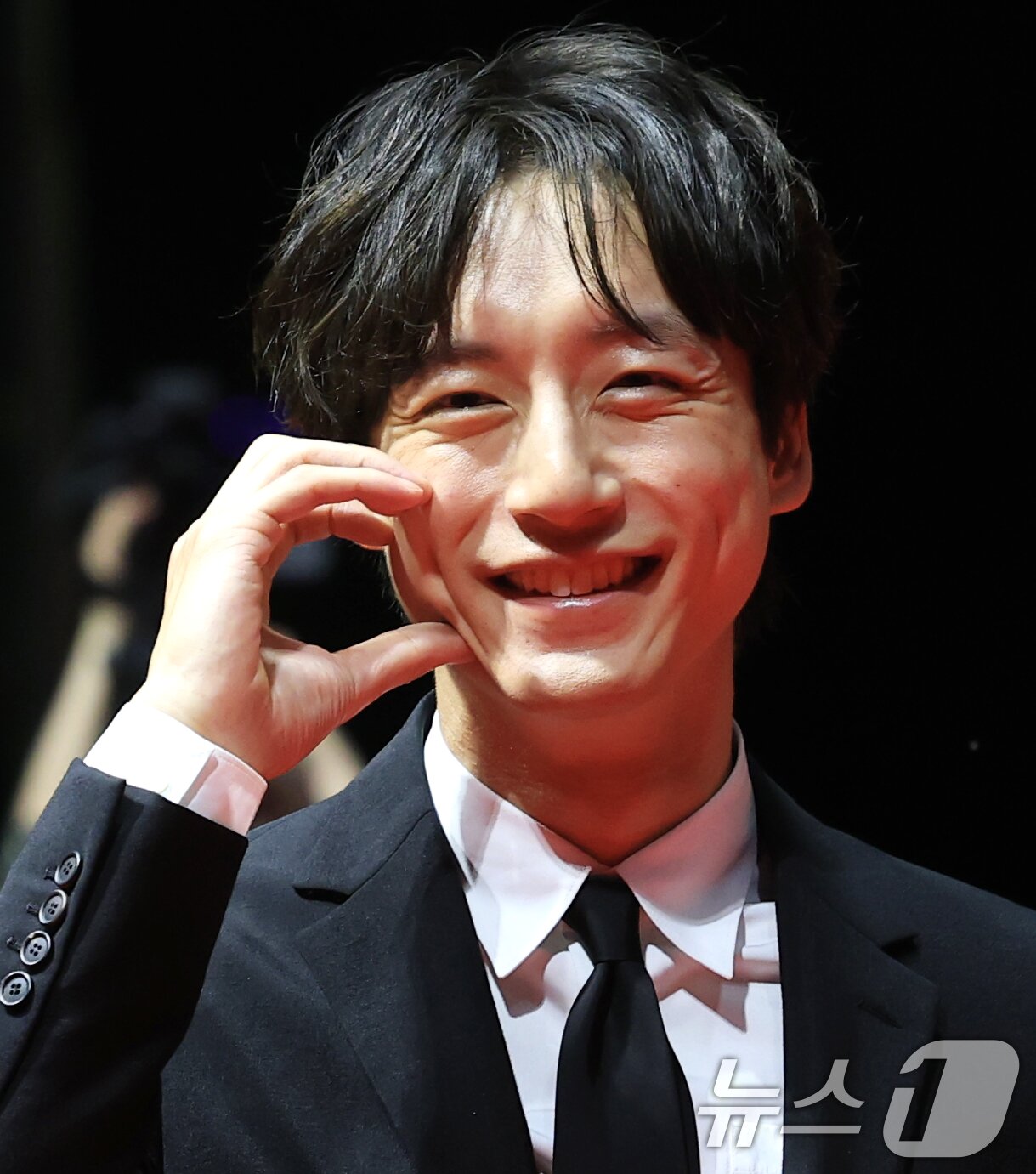 본문 이미지 - 배우 사카구치 켄타로가 17일 오후 부산 해운대구 영화의전당에서 열린 ‘제30회 부산국제영화제’&#40;BIFF&#41; 개막식에 참석해 레드카펫을 밟고 있다. 2025.9.17/뉴스1 ⓒ News1 권현진 기자