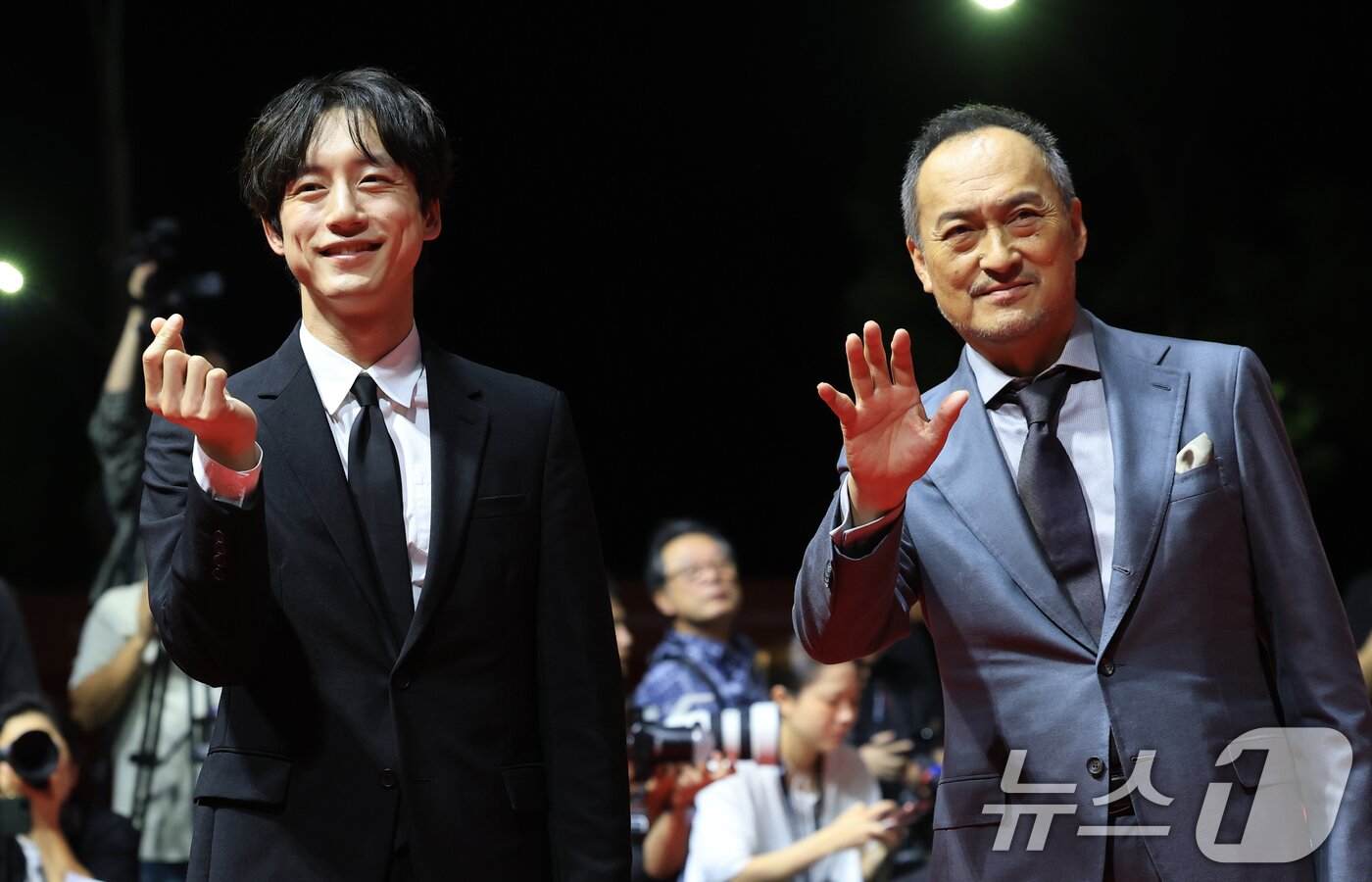 본문 이미지 - 배우 사카구치 켄타로와 와타나베 켄&#40;오른쪽&#41;이 17일 오후 부산 해운대구 영화의전당에서 열린 ‘제30회 부산국제영화제’&#40;BIFF&#41; 개막식에 참석해 환호하는 팬들에게 인사를 하고 있다. ⓒ News1 권현진 기자