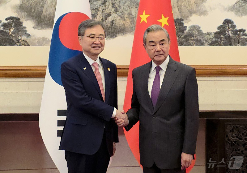 (베이징=뉴스1) 베이징특파원 공동취재단 = 조현 외교부 장관이 17일(현지시간) 오후 베이징 댜오위타이에서 열린 한·중 외교장관회담에서 왕이 중국공산당 외사판공실 주임 겸 외교부 …