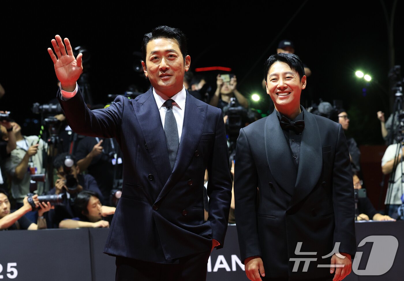 본문 이미지 - 배우 하정우와 김동욱(오른쪽)이 17일 오후 부산 해운대구 영화의전당에서 열린 ‘제30회 부산국제영화제’(BIFF) 개막식에 참석해 레드카펫을 밟고 있다. 2025.9.17/뉴스1 ⓒ News1 권현진 기자