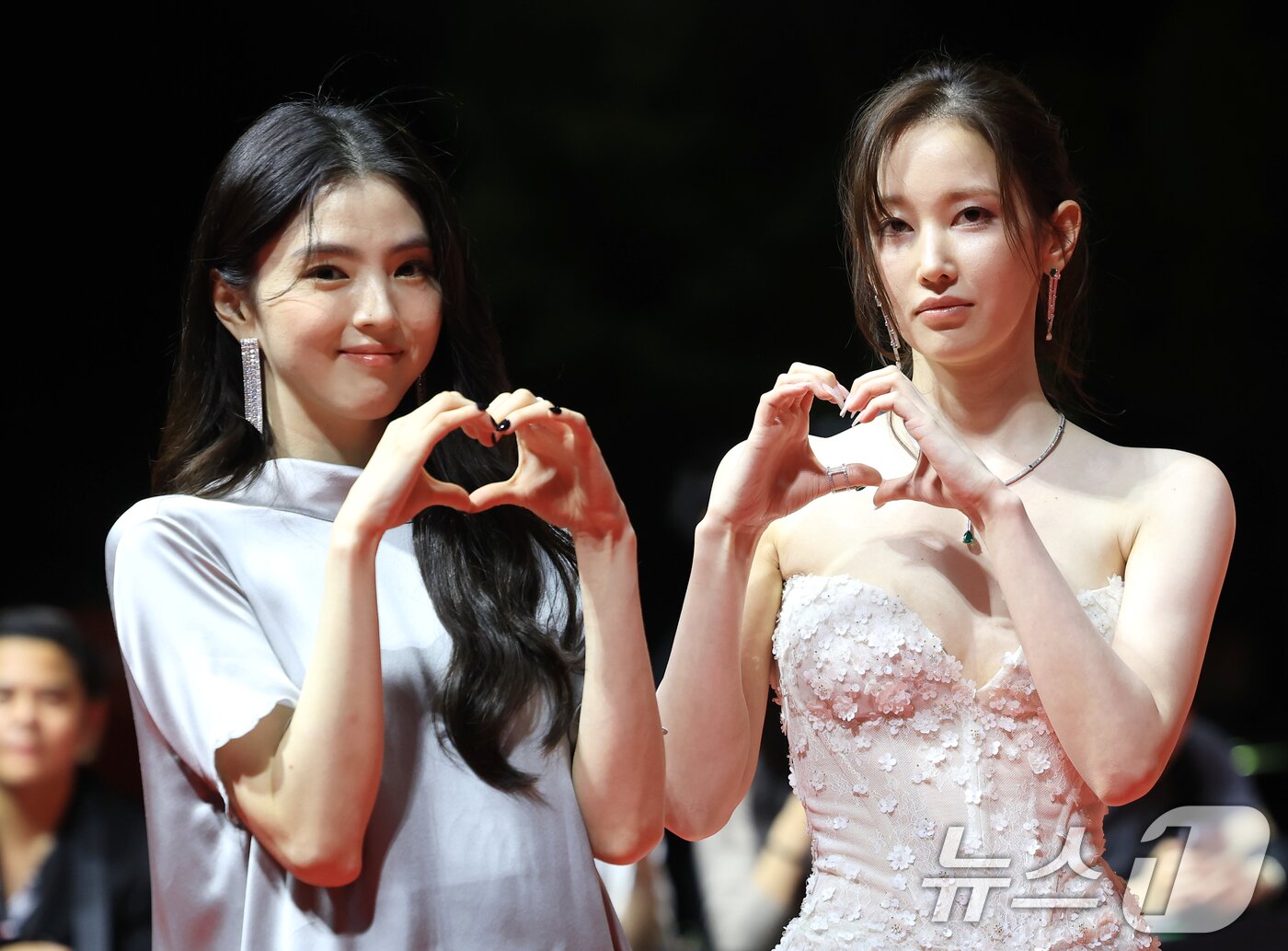 본문 이미지 - 배우 한소희와 전종서(오른쪽)가 17일 오후 부산 해운대구 영화의전당에서 열린 ‘제30회 부산국제영화제’(BIFF) 개막식에 참석해 레드카펫을 밟고 있다. 2025.9.17/뉴스1 ⓒ News1 권현진 기자