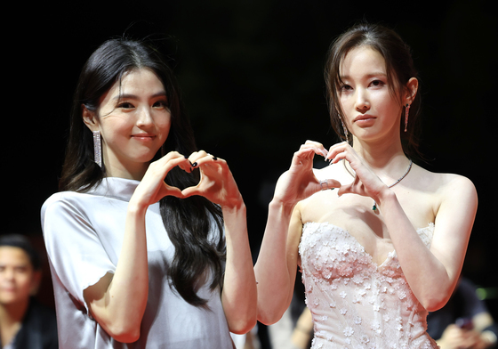 [뉴스1 ★]손 꼭 잡은 한소희·전종서, 부산 영화제 강타한 '절친' 케미