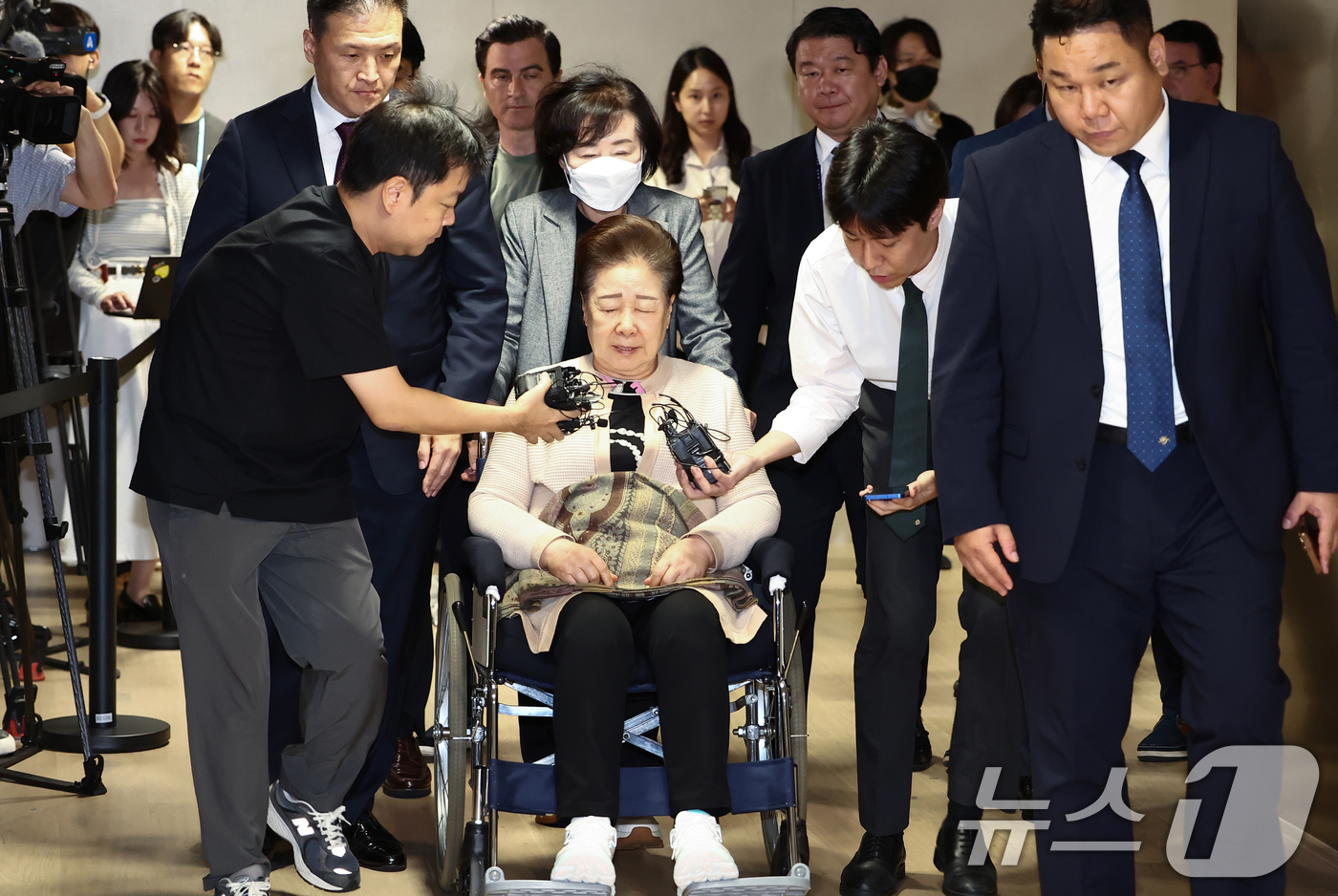 (서울=뉴스1) 김민지 기자 = 불법 정치 자금 제공 혐의를 받는 한학자 통일교 총재가 17일 오후 서울 종로구 김건희 특검팀(특별검사 민중기) 사무실에서 나오고 있다. 2025. …