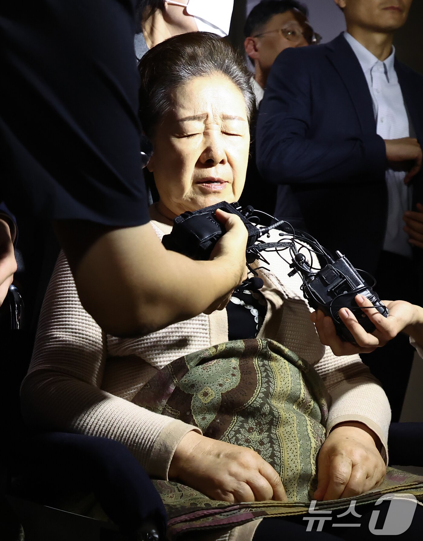 본문 이미지 - 불법 정치 자금 제공 혐의를 받는 한학자 통일교 총재가 17일 오후 서울 종로구 김건희 특검팀&#40;특별검사 민중기&#41; 사무실에서 나오며 취재진 질의에 답하고 있다. 2025.9.17/뉴스1 ⓒ News1 김민지 기자