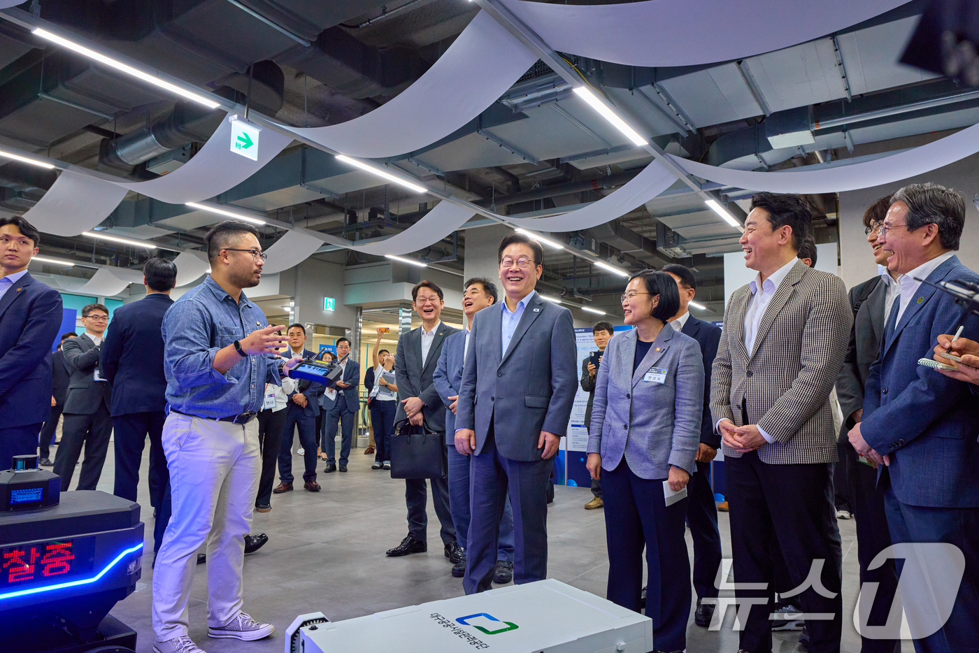 (서울=뉴스1) 허경 기자 = 이재명 대통령이 17일 경기도 성남시 스타트업 스퀘어 스타트업 전시 부스를 방문해 자율주행 순찰 로봇 시연을 관람하고 있다. (대통령실 제공. 재판매 …