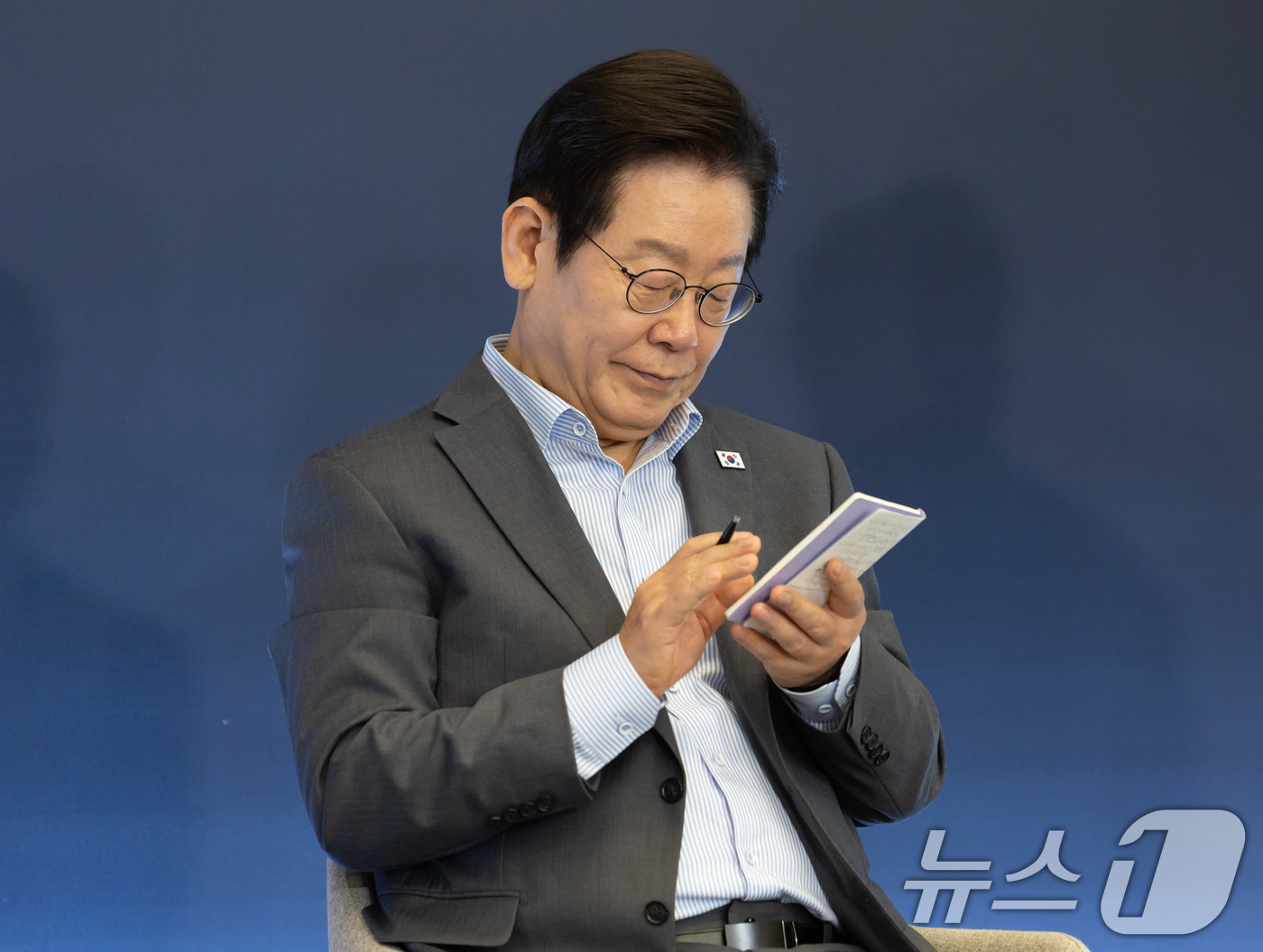 (서울=뉴스1) 허경 기자 = 이재명 대통령이 17일 경기도 성남시 스타트업 스퀘어에서 열린 청년 스타트업 상상콘서트에서 메모하고 있다. (대통령실 제공. 재판매 및 DB 금지) …