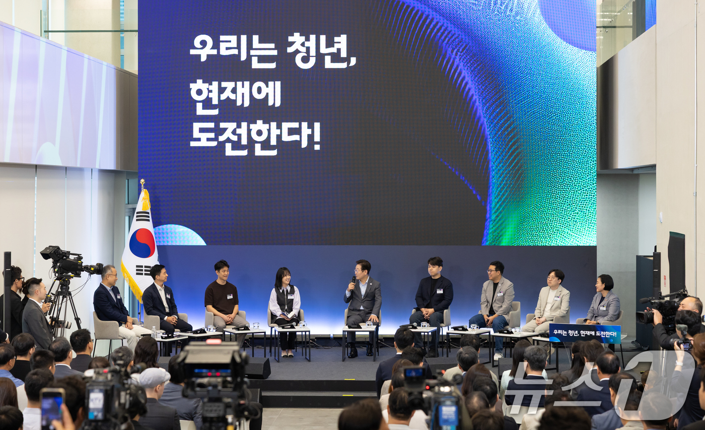 (서울=뉴스1) 허경 기자 = 이재명 대통령이 17일 경기도 성남시 스타트업 스퀘어에서 열린 청년 스타트업 상상콘서트에서 발언하고 있다. (대통령실 제공. 재판매 및 DB 금지) …