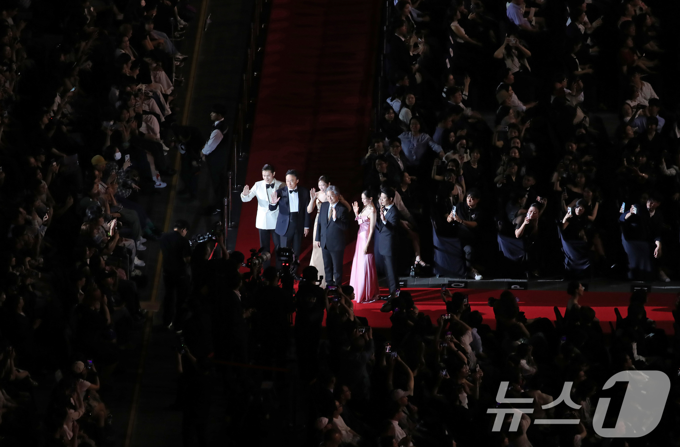 (부산=뉴스1) 윤일지 기자 = 17일 오후 부산 해운대구 영화의전당에서 열린 제30회 부산국제영화제(BIFF) 개막식에서 개막작 '어쩔수가없다'의 박찬욱 감독, 배우 이병헌, 손 …