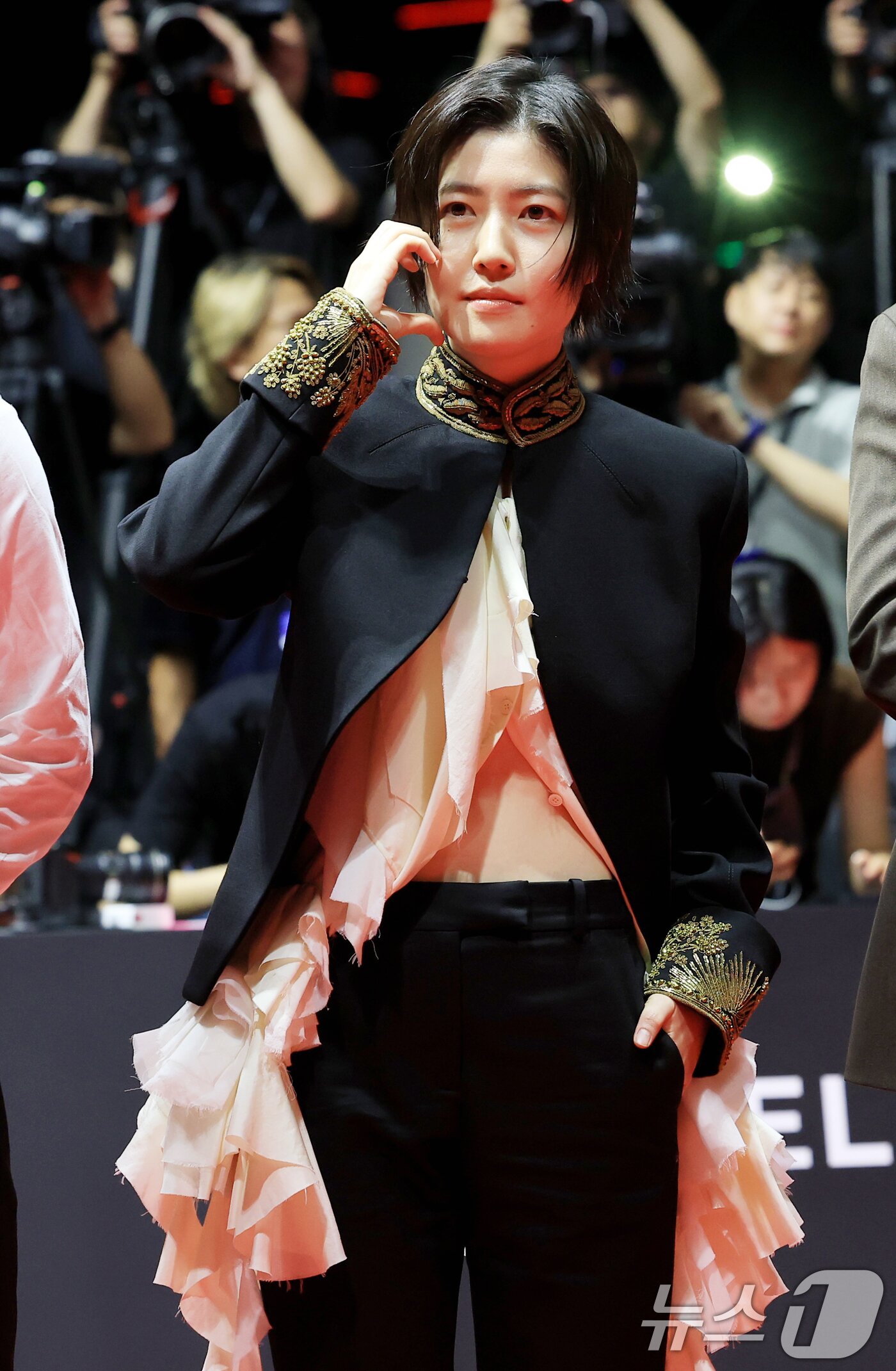 본문 이미지 - 배우 심은경이 17일 오후 부산 해운대구 영화의전당에서 열린 ‘제30회 부산국제영화제’(BIFF) 개막식에 참석해 인사를 하고 있다. 2025.9.17/뉴스1 ⓒ News1 권현진 기자