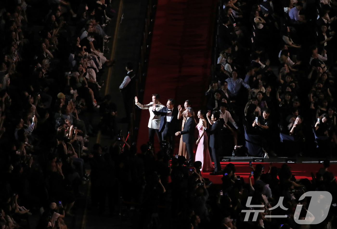 (부산=뉴스1) 윤일지 기자 = 17일 오후 부산 해운대구 영화의전당에서 열린 제30회 부산국제영화제(BIFF) 개막식에서 개막작 '어쩔수가없다'의 박찬욱 감독, 배우 이병헌, 손 …