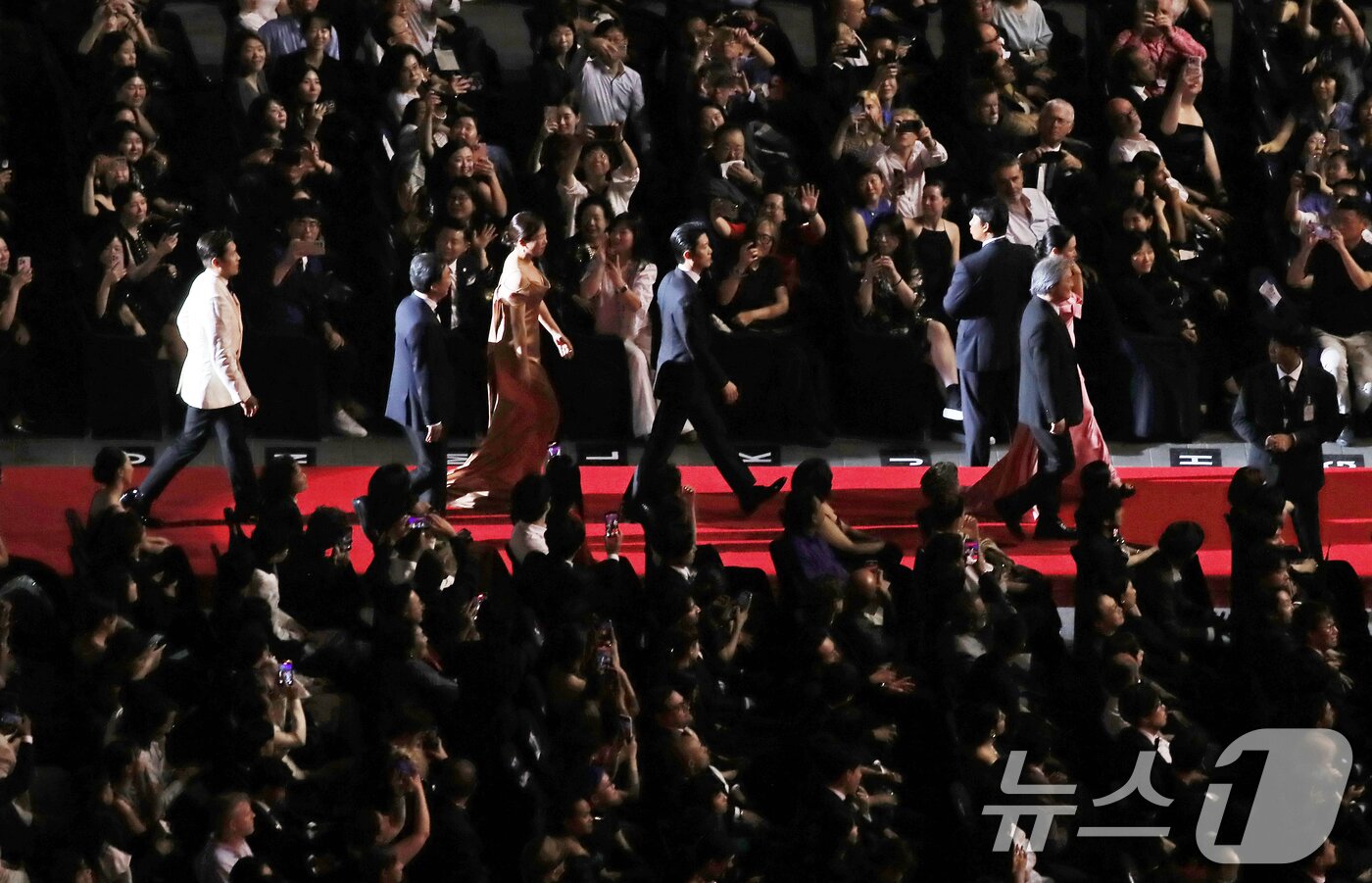 본문 이미지 - 17일 오후 부산 해운대구 영화의전당에서 열린 제30회 부산국제영화제(BIFF) 개막식에서 개막작 '어쩔수가없다'의 박찬욱 감독, 배우 이병헌, 손예진, 박희순, 이성민, 염혜란이 레드카펫을 밟으며 입장하고 있다. 17일 오후 부산 해운대구 영화의전당에서 열린 제30회 부산국제영화제(BIFF) 개막식에서 사회자인 배우 이병헌이 레드카펫을 밟으며 입장하고 있다. 2025.9.17/뉴스1 ⓒ News1 윤일지 기자