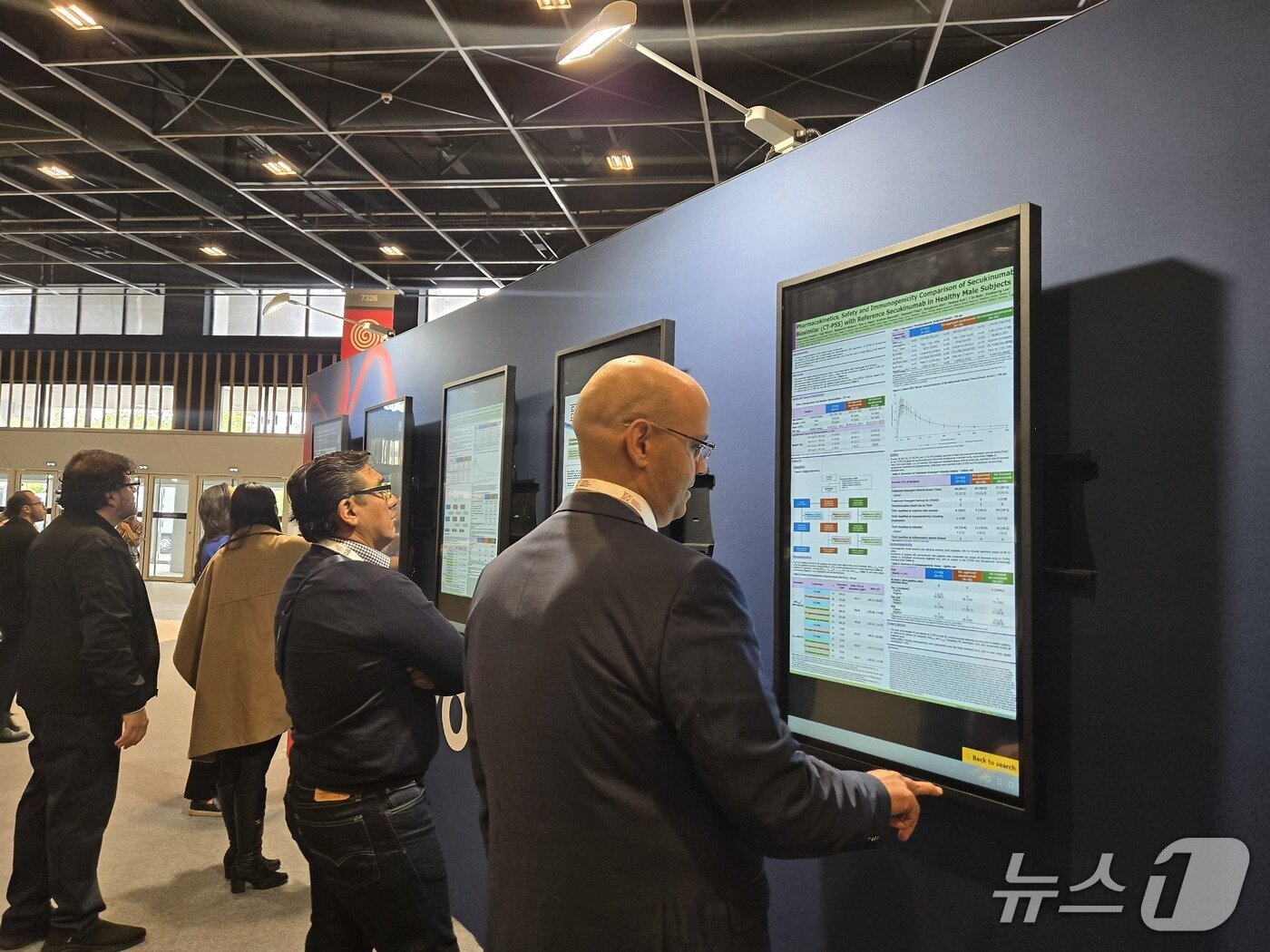 EADV attendees peruse Celltrion&#39;s disclosures in the e-poster reveal area / News1