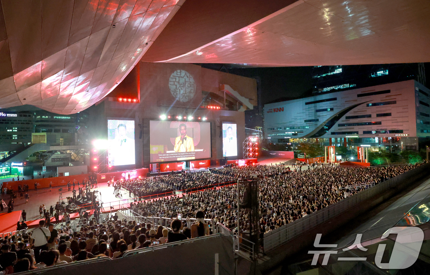 (부산=뉴스1) 권현진 기자 = 17일 오후 부산 해운대구 영화의전당에서 ‘제30회 부산국제영화제’(BIFF) 개막식이 열리고 있다.올해부터 경쟁 영화제로 전환한 부산국제영화제의 …