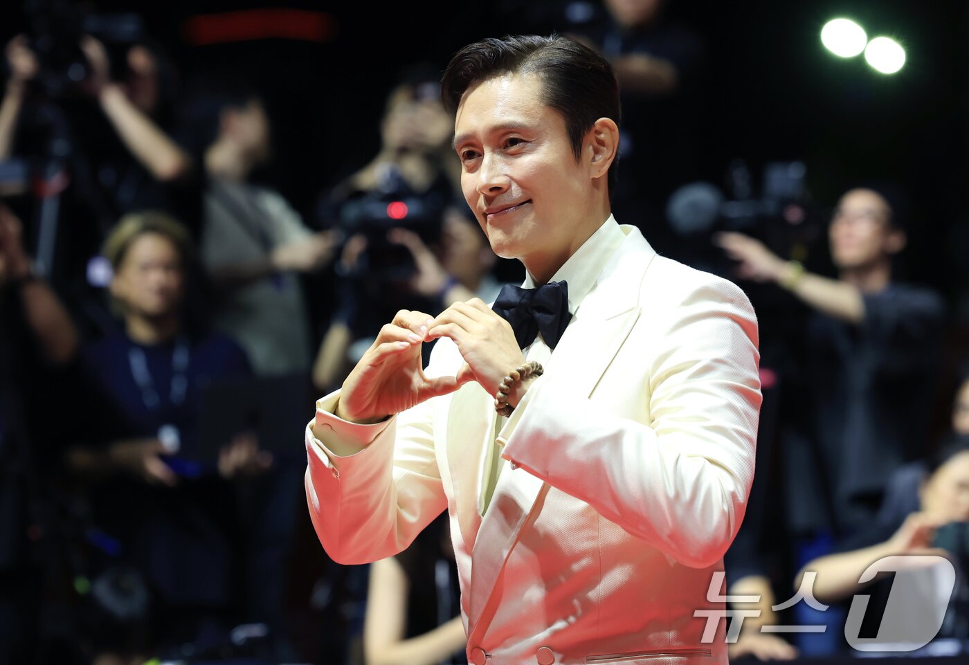 본문 이미지 - 배우 이병헌이 17일 오후 부산 해운대구 영화의전당에서 열린 ‘제30회 부산국제영화제’(BIFF) 개막식에 참석해 레드카펫을 밟고 있다. 2025.9.17/뉴스1 ⓒ News1 권현진 기자